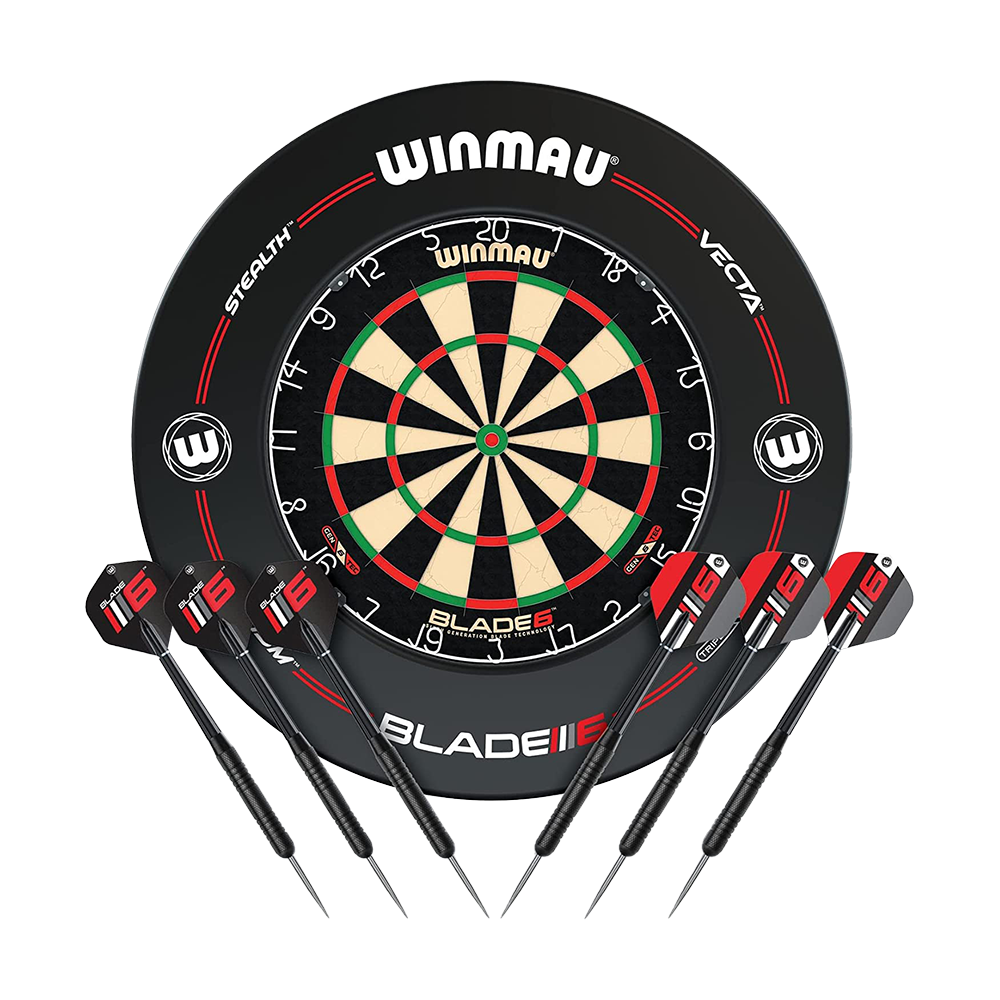 Das Bild zeigt eine Winmau Blade 6 Dartscheibe mit einem schwarzen Schutzring. Vor der Dartscheibe liegen sechs Dartpfeile, jeweils drei auf jeder Seite.